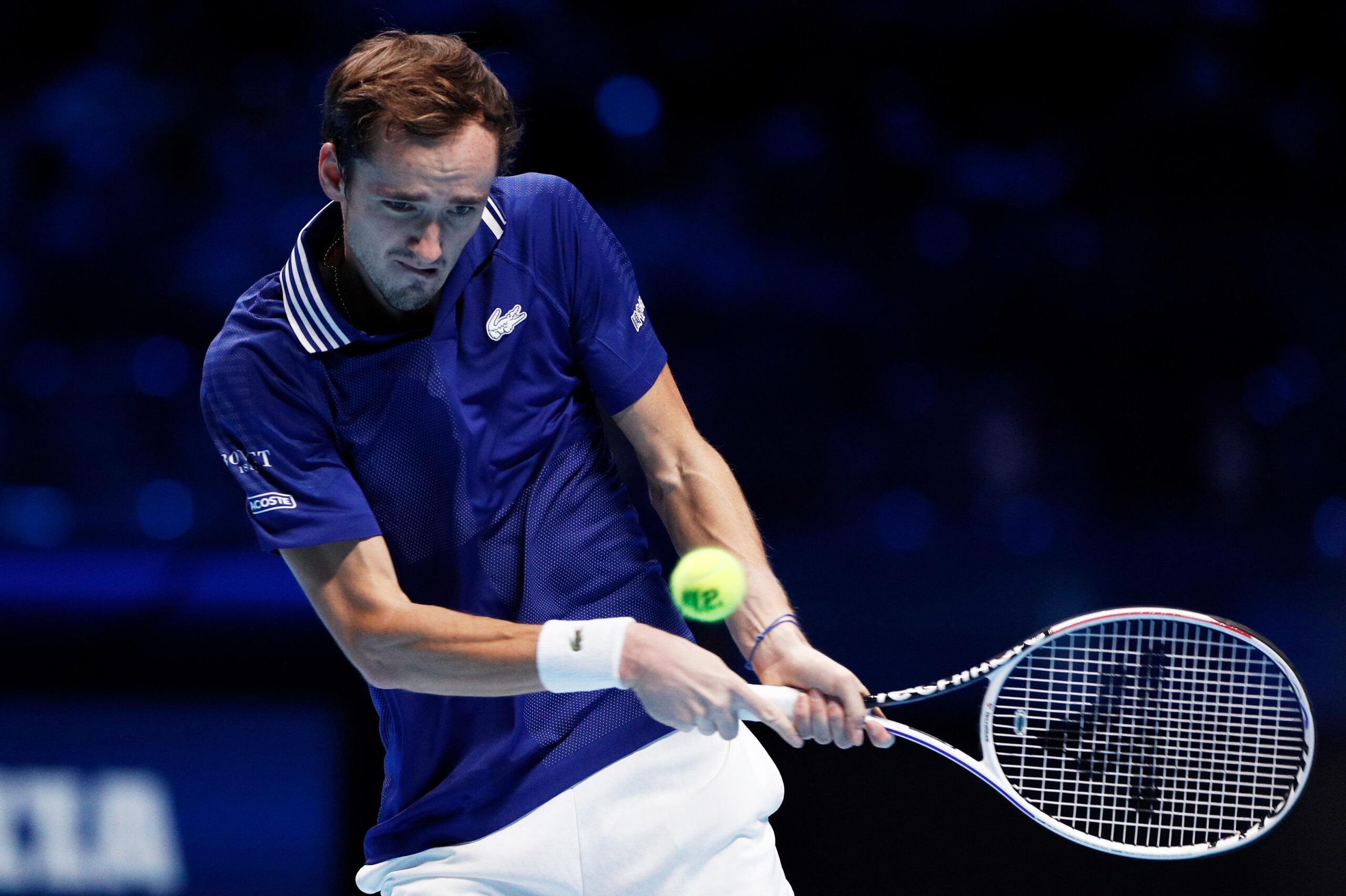 Medvedev vượt qua Zverev để giành vé vào bán kết ATP Finals