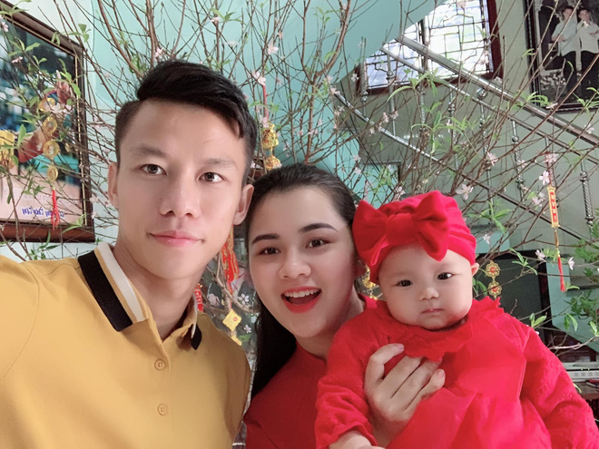 Hạnh phúc ngập tràn của gia đình đội trưởng tuyển Việt Nam